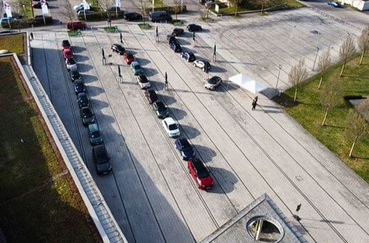 Autoausstellung auf dem Vorplatz