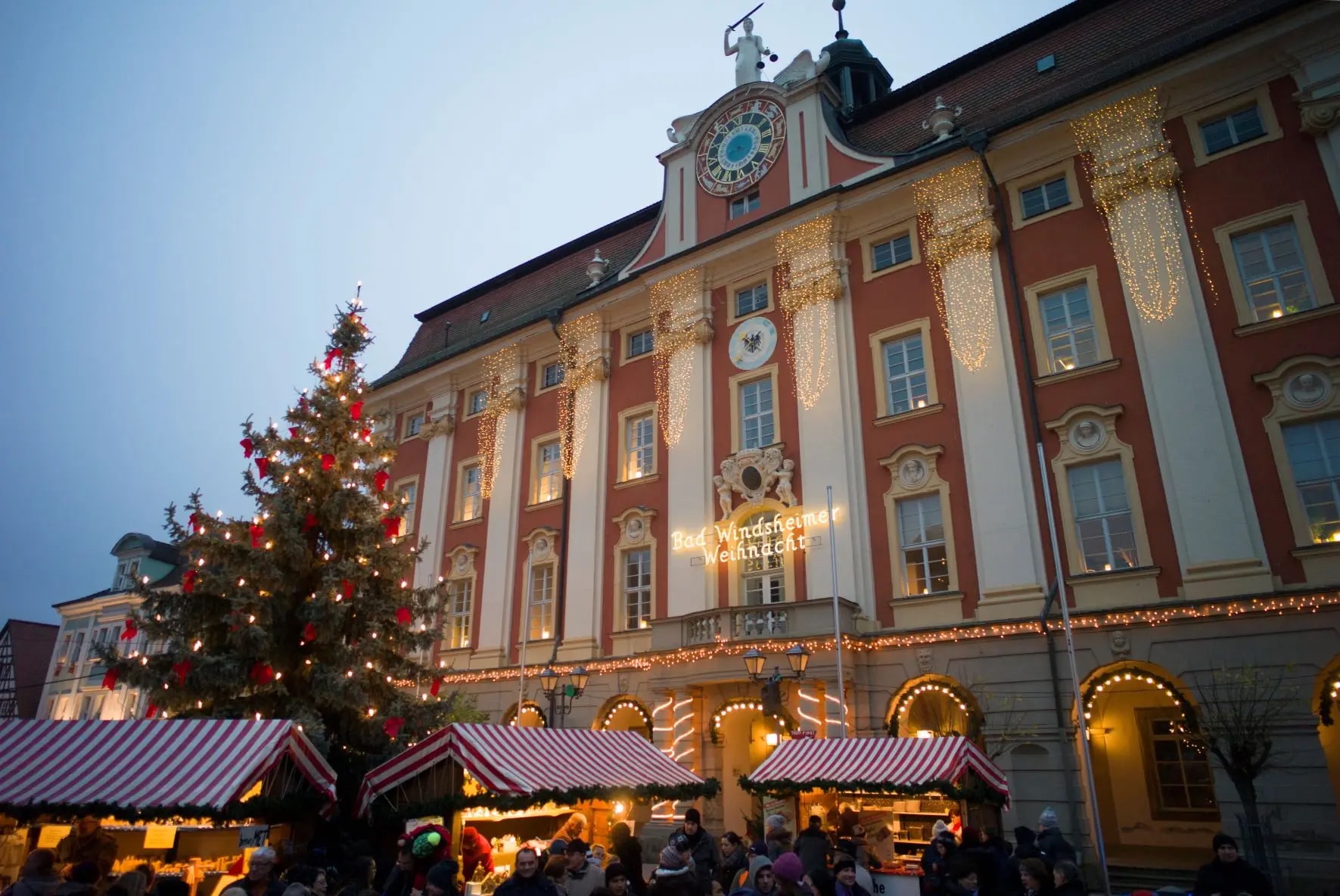 Rathaus im Winter mit Hütten davor