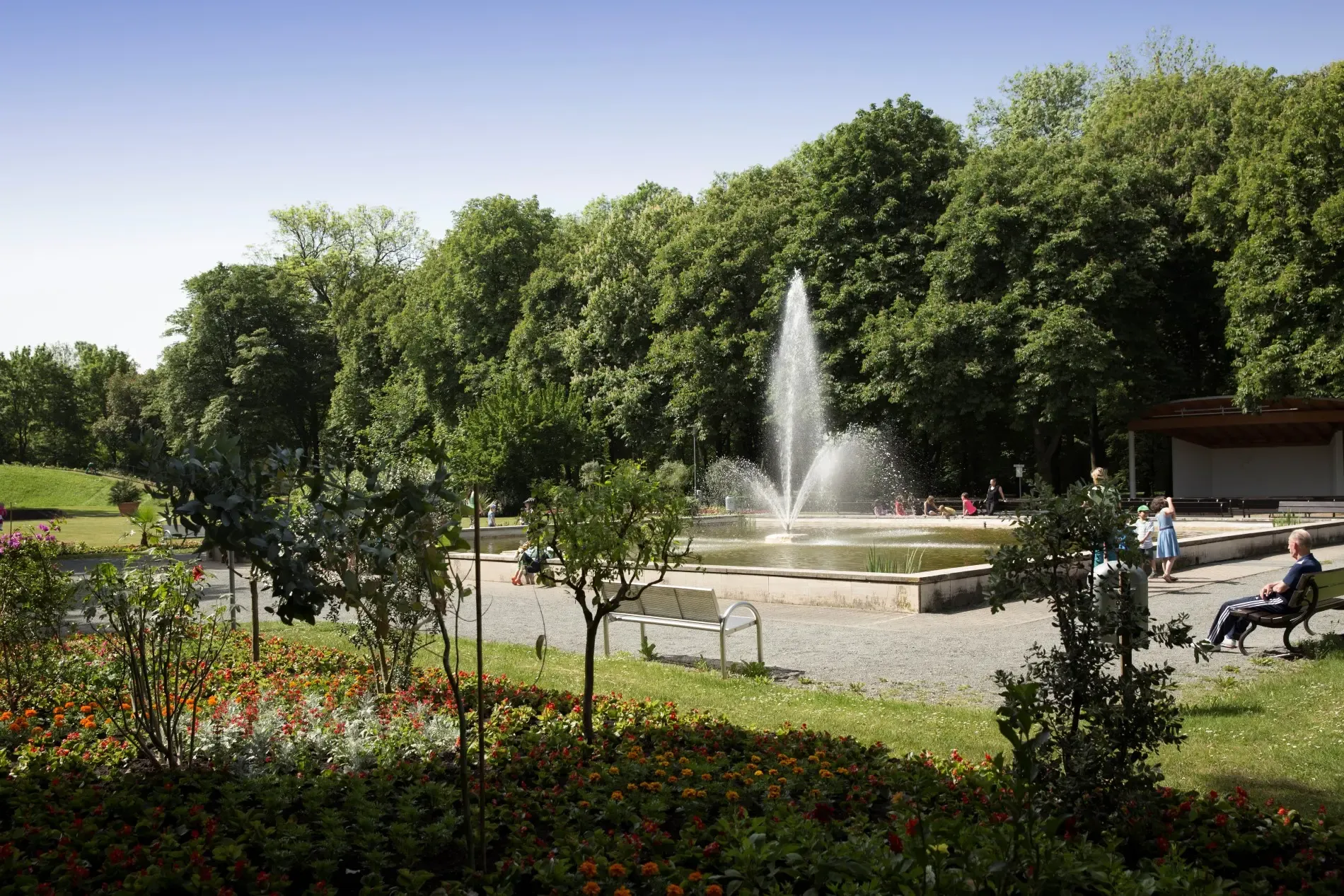 Bild des Seerosenbrunnes mit Springbrunnen